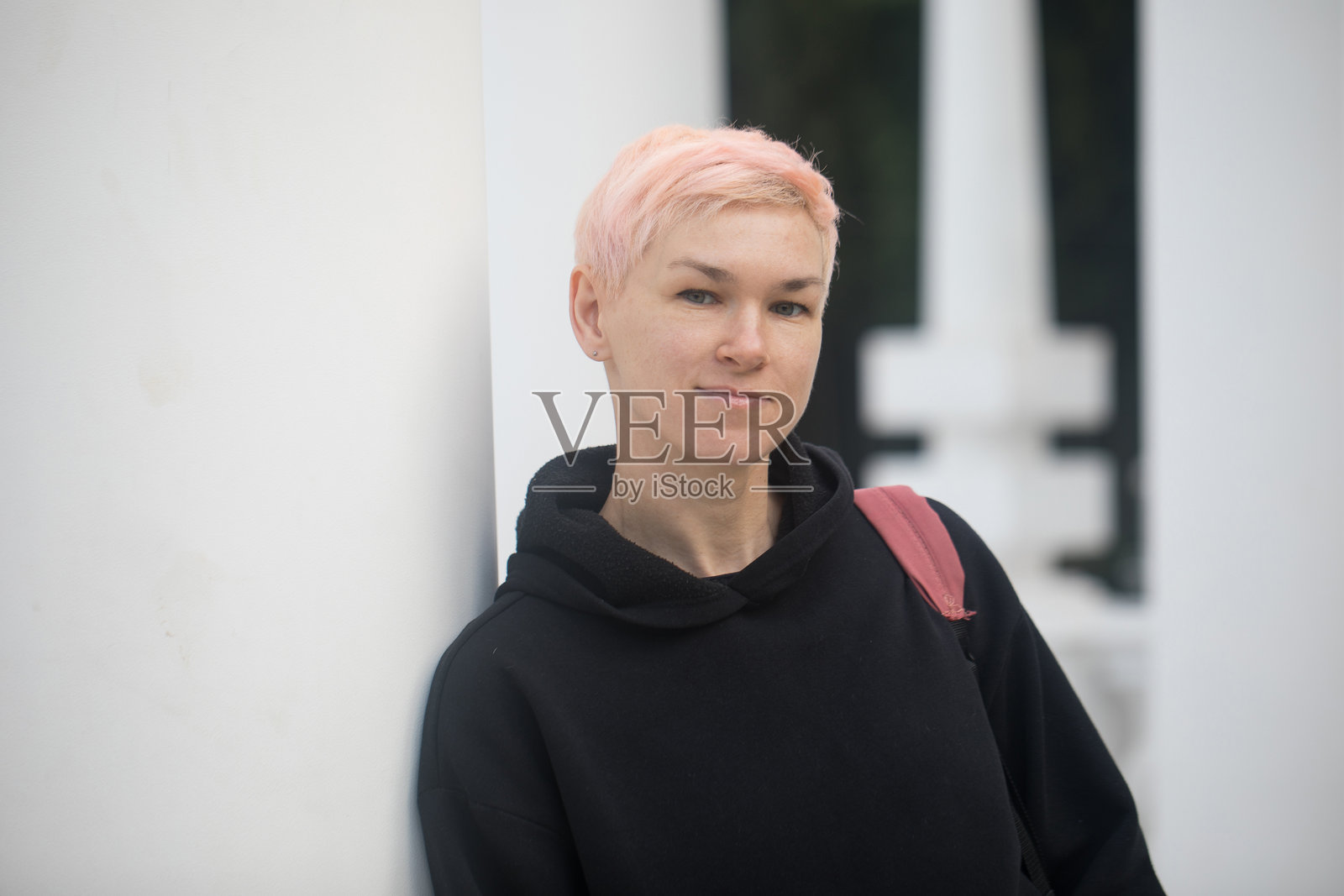 友好的中年女性，短发，穿着黑色夹克，在户外。照片摄影图片