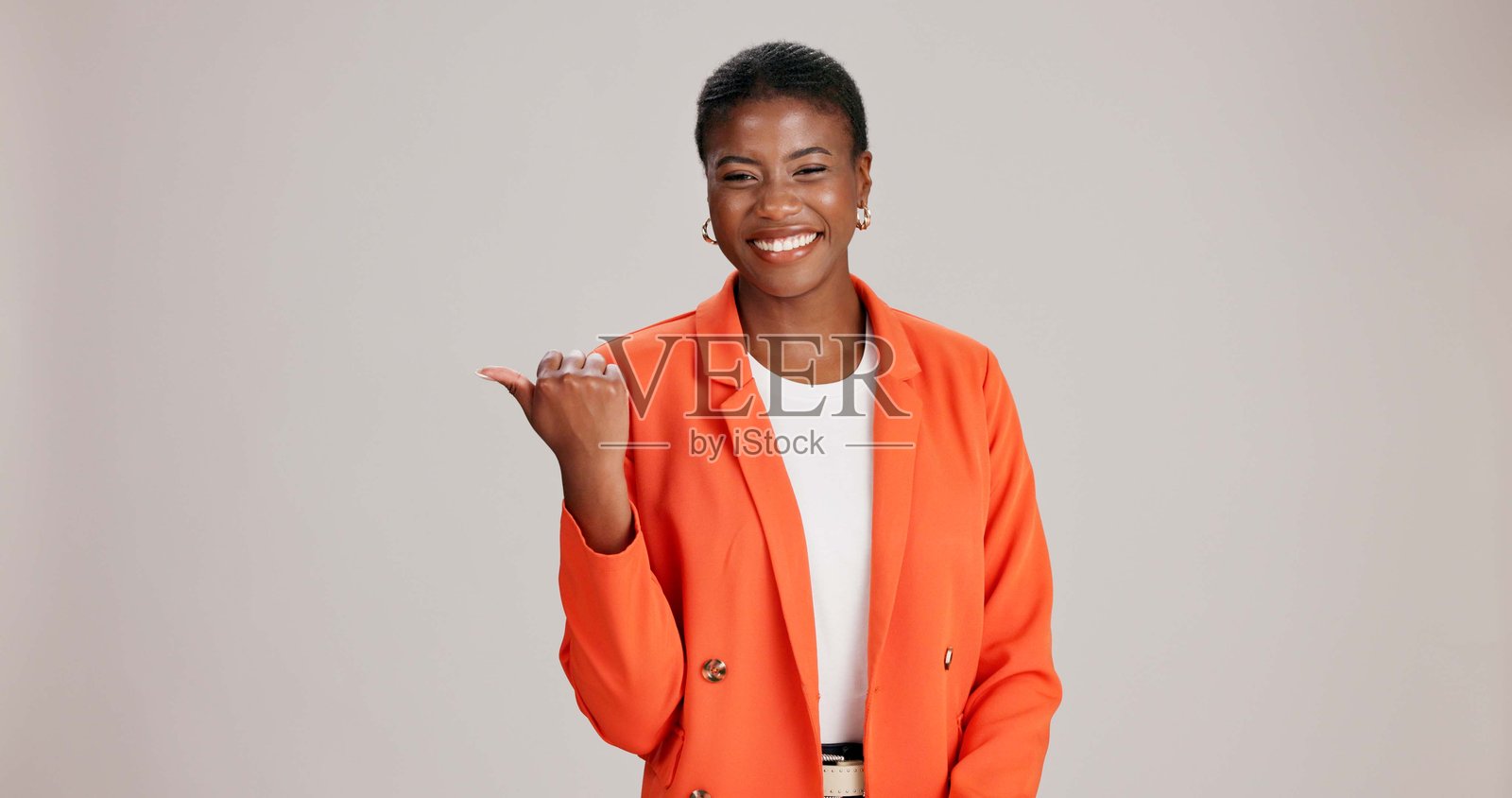 黑女人在工作室中肖像指向，适用于商业、工作机会和模版空间的报价。促销公告，快乐或企业家在白色背景下展示或演示。照片摄影图片