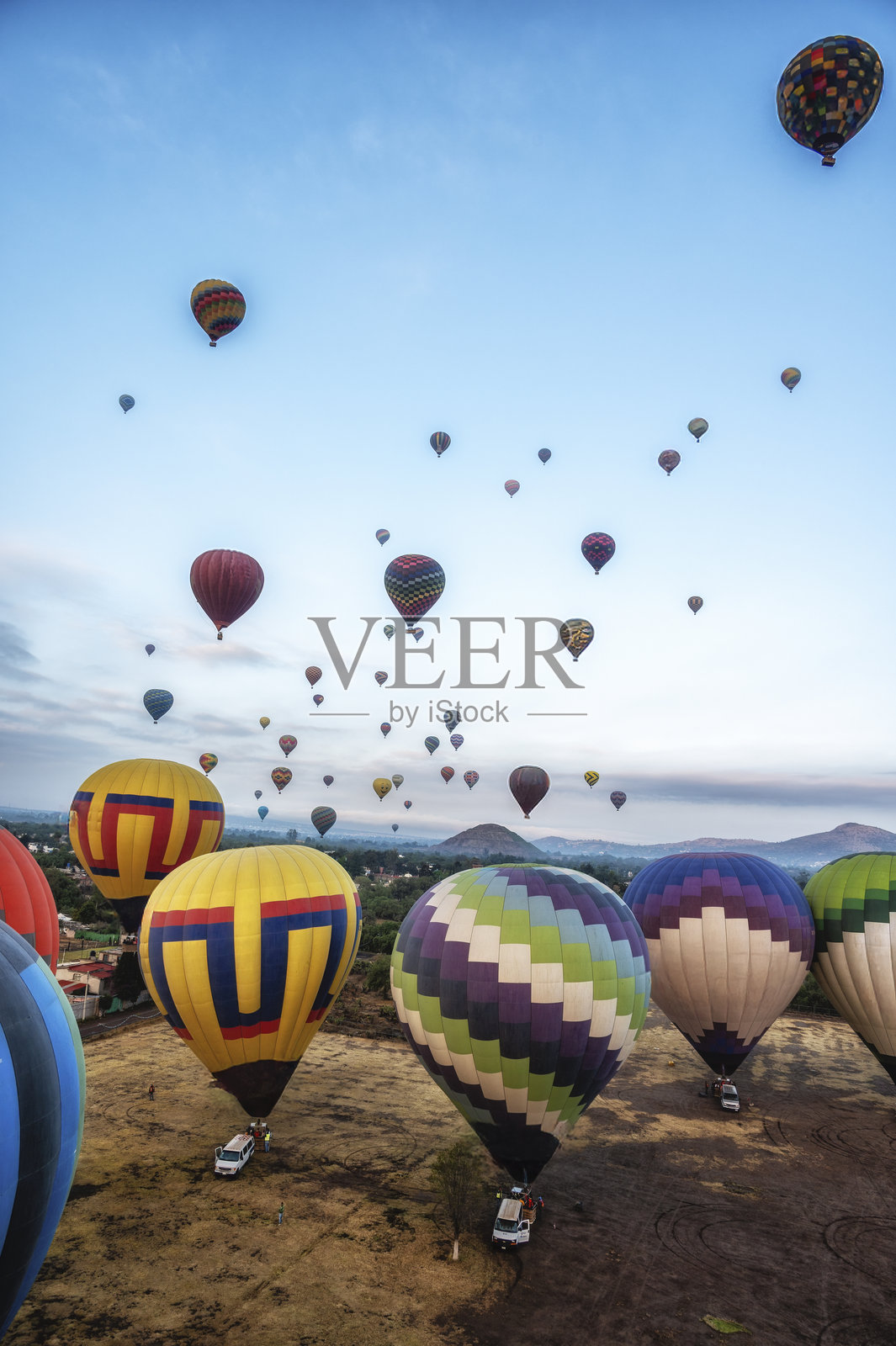 热气球在墨西哥特奥蒂瓦坎照片摄影图片