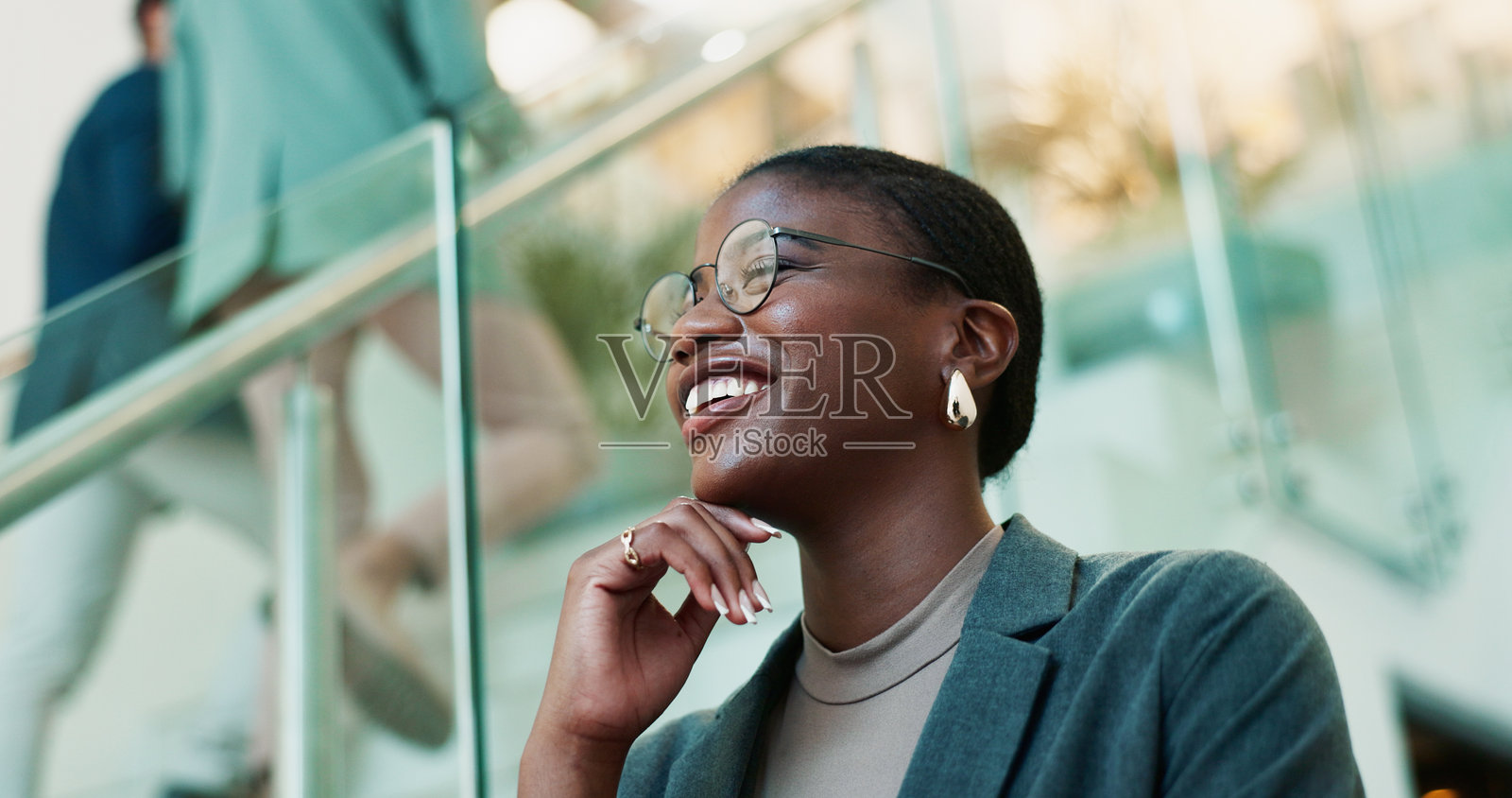 思考、自信的戴眼镜的黑人女性在办公室进行规划、构思或提案。与机构中的人一起解决问题、反思和头脑风暴，以寻找解决方案、愿景或审查决策。照片摄影图片