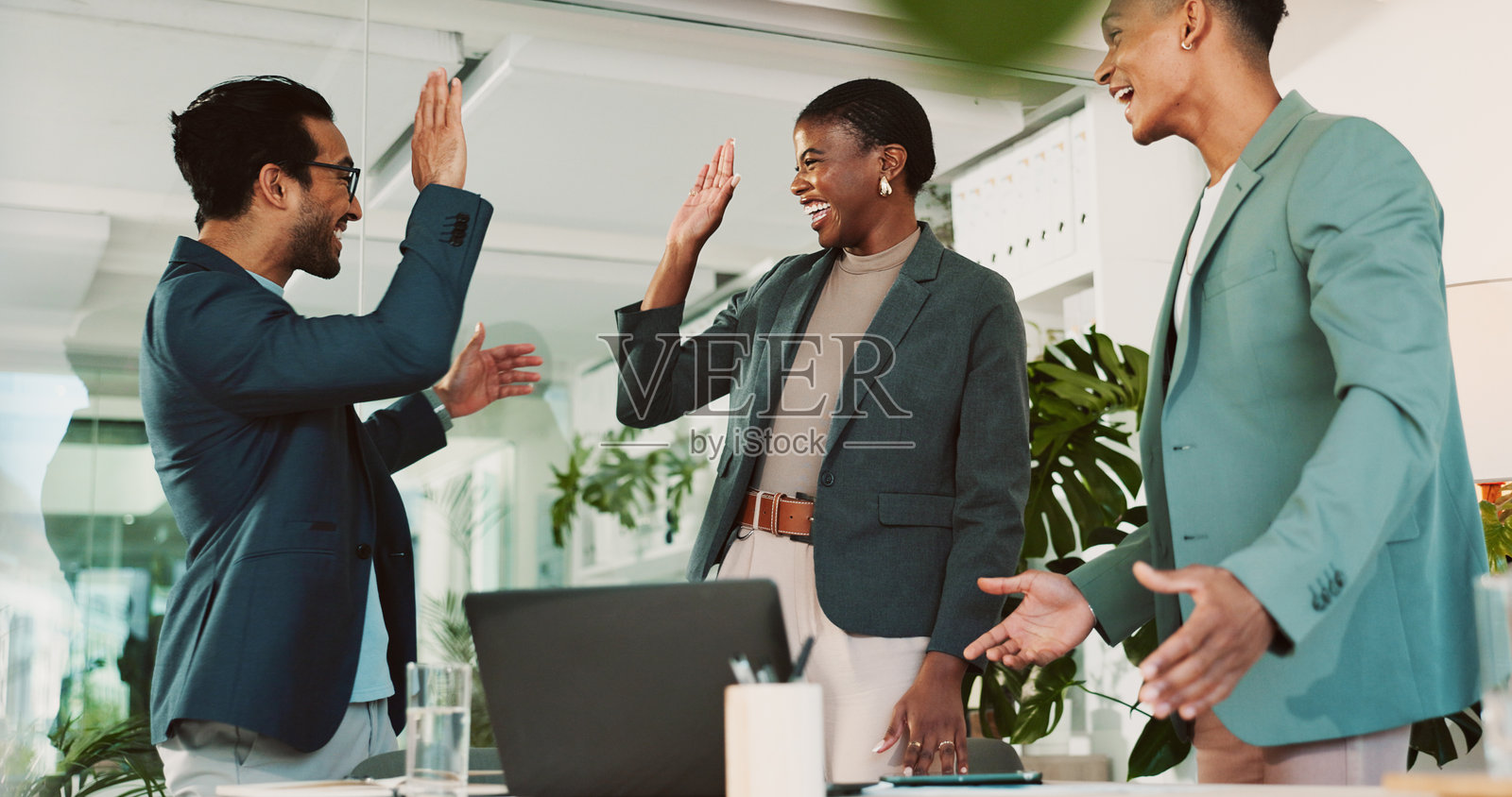办公室，高五和报告反馈，笔记本电脑，提案和研究笔记，庆祝团队。男人，女人和微笑，适合小型企业，合作和会议，用于培训或B2B项目。照片摄影图片