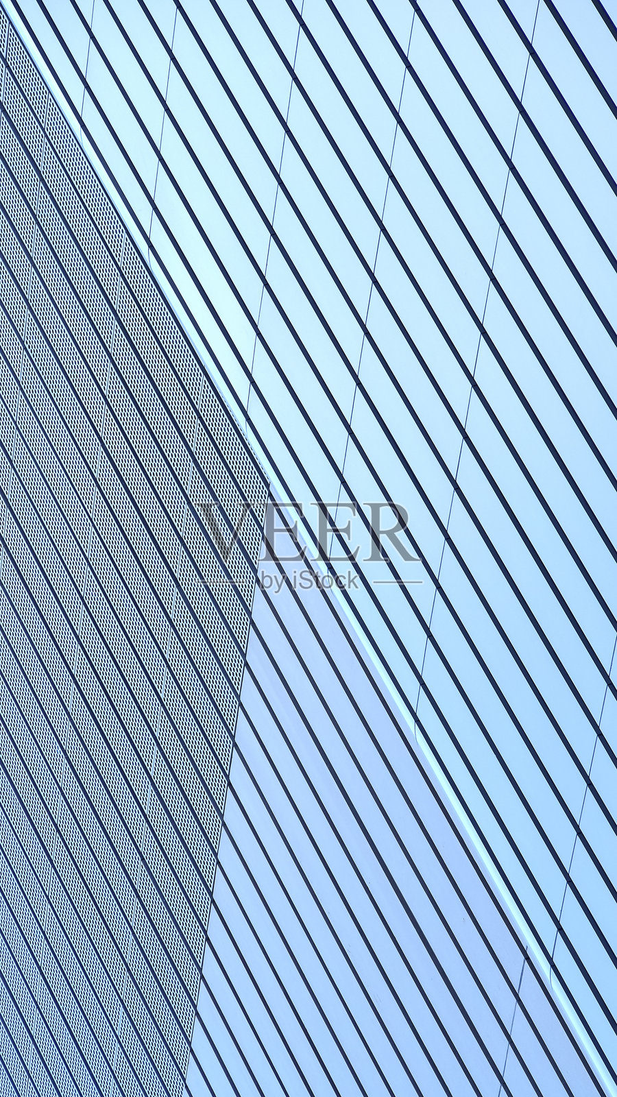 一个充满活力的几何构图，具有强烈的线条、反射和纹理。穿孔金属与光滑玻璃之间的对比增添了深度。照片摄影图片