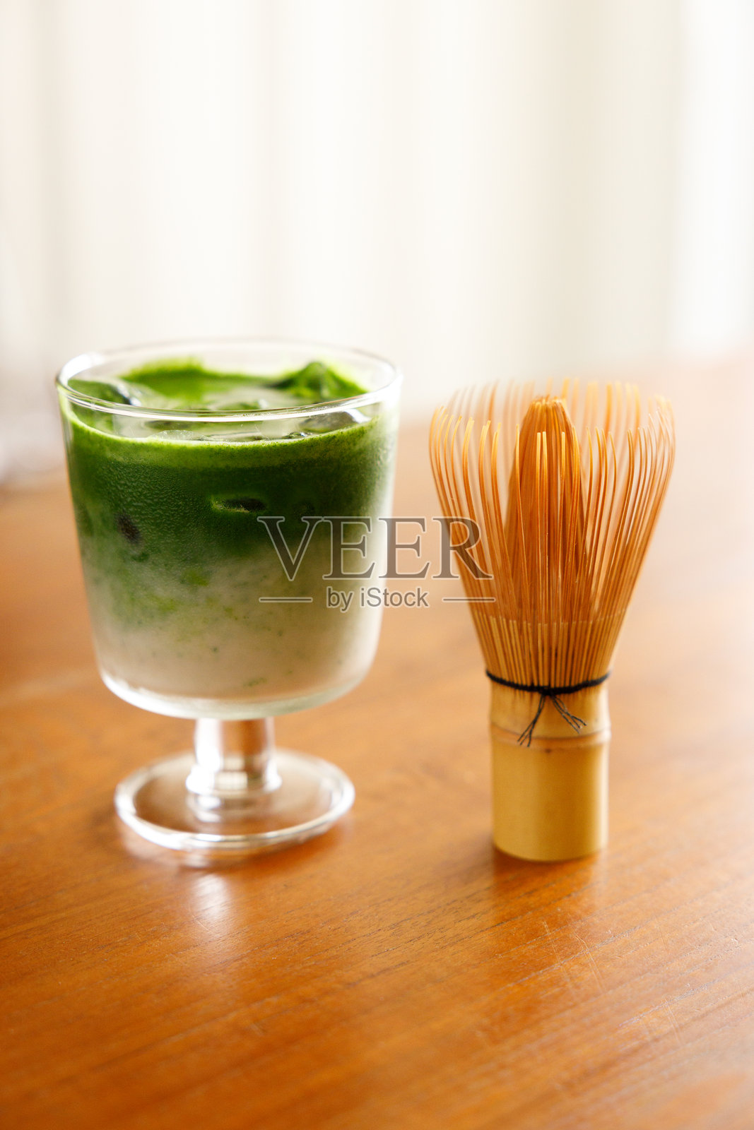 冰镇抹茶拿铁，正宗日本抹茶拿铁饮品，装在玻璃杯中。照片摄影图片