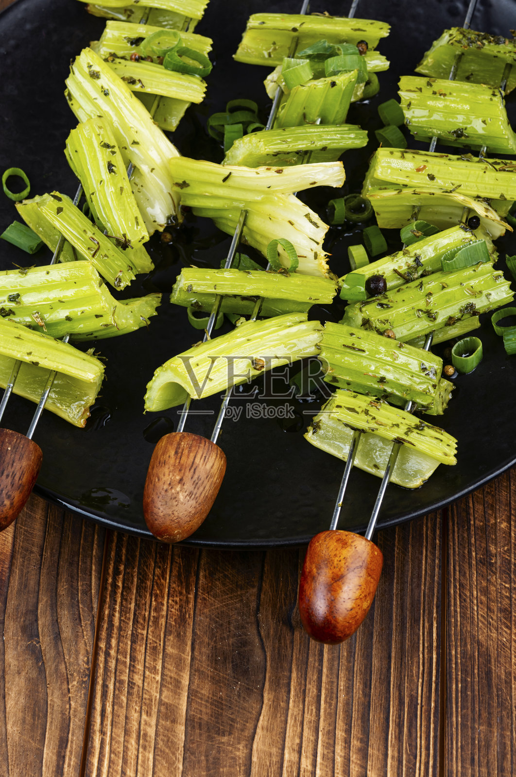 绿色芹菜棒串，素食风格。照片摄影图片
