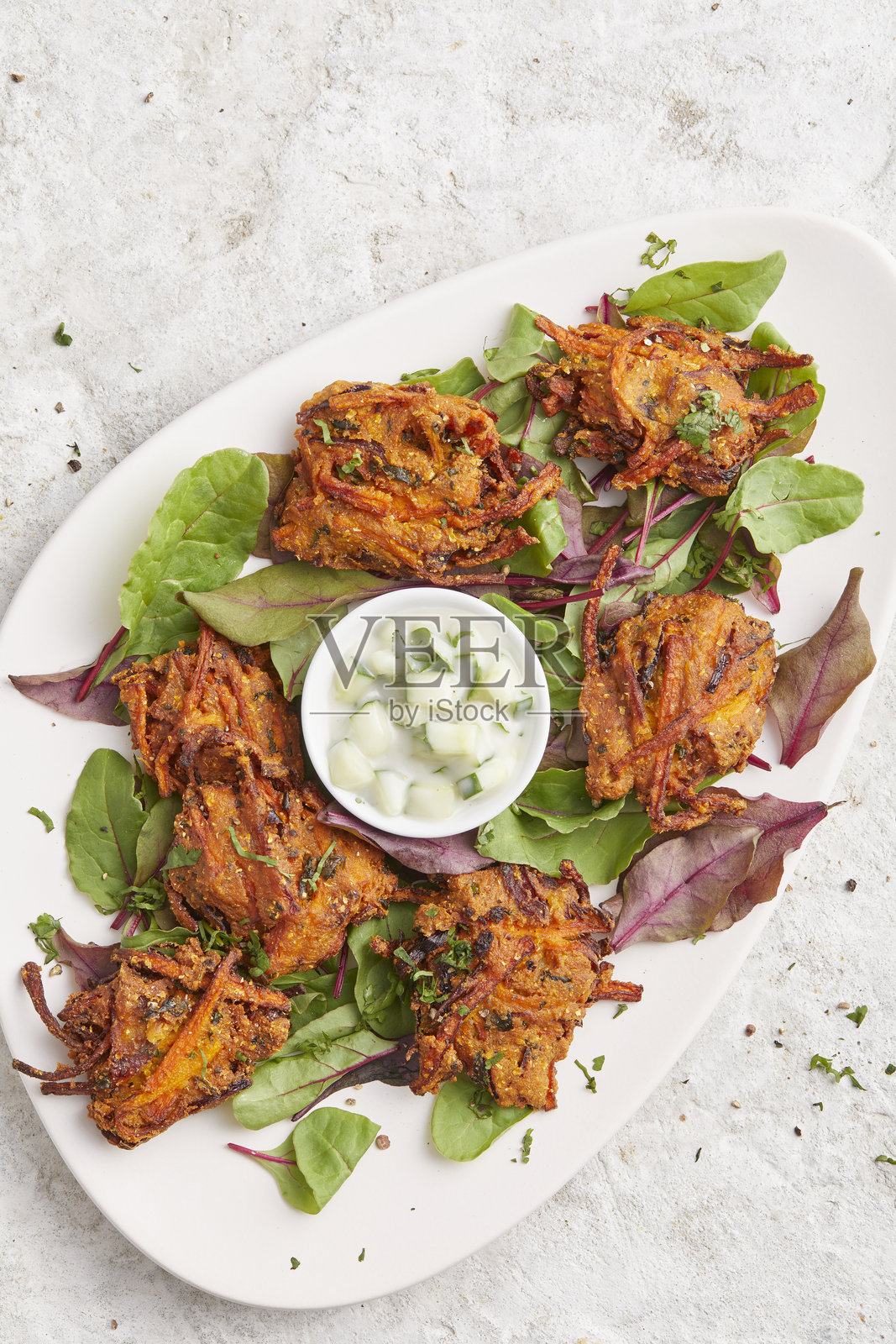 胡萝卜炸饼配酸奶酱照片摄影图片