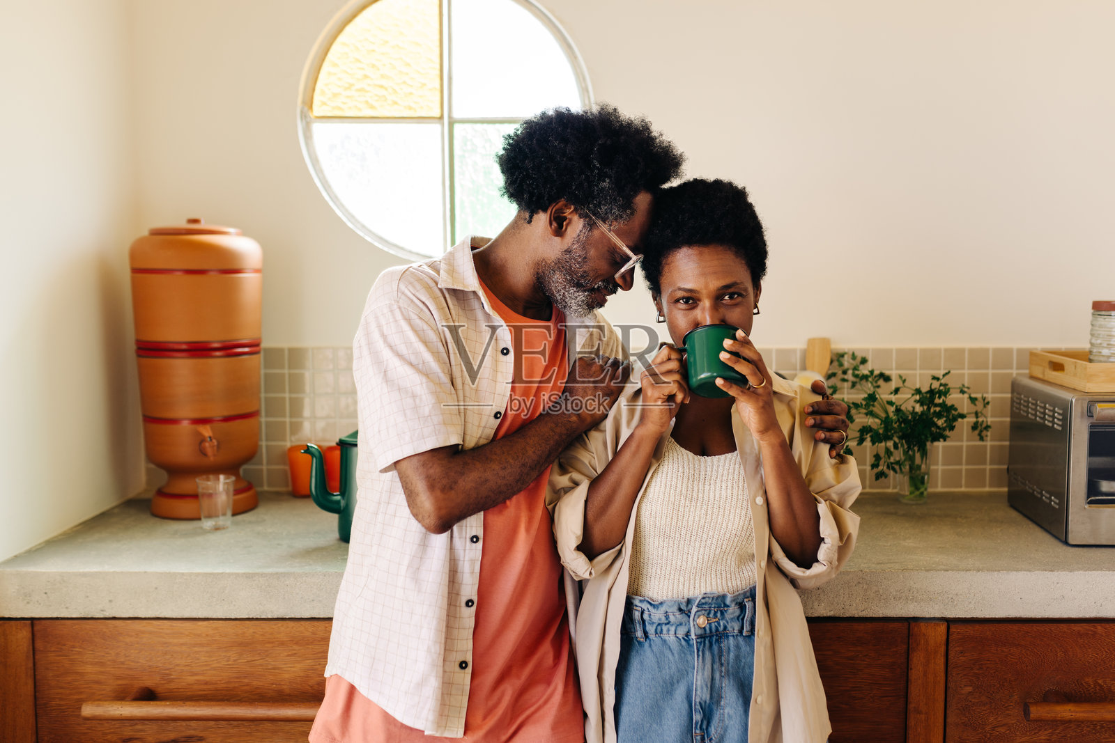 一对亲密的情侣在温馨的厨房里享受热腾腾的咖啡照片摄影图片