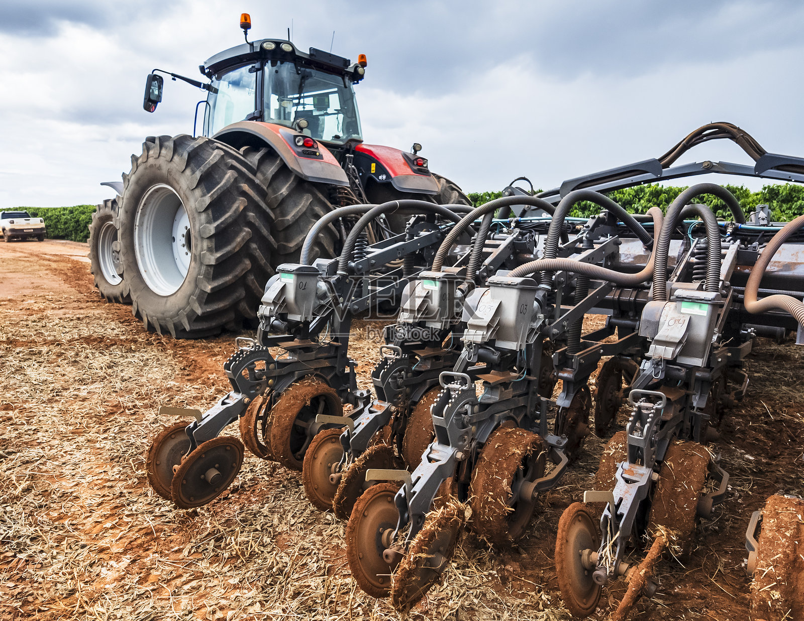 现代化播种机在农田中作业照片摄影图片