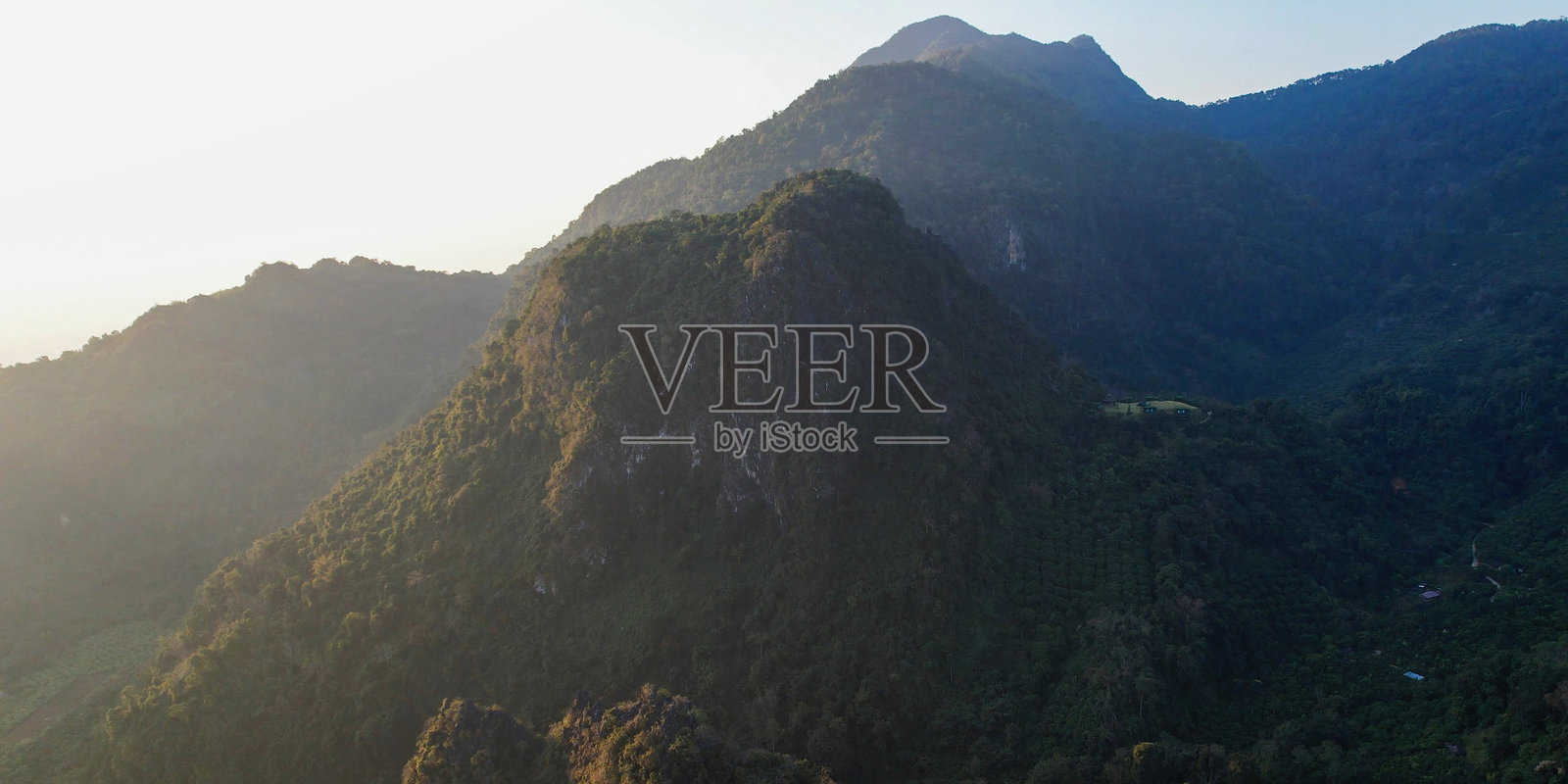 日出前山区农村村庄的无人机航拍视角照片摄影图片