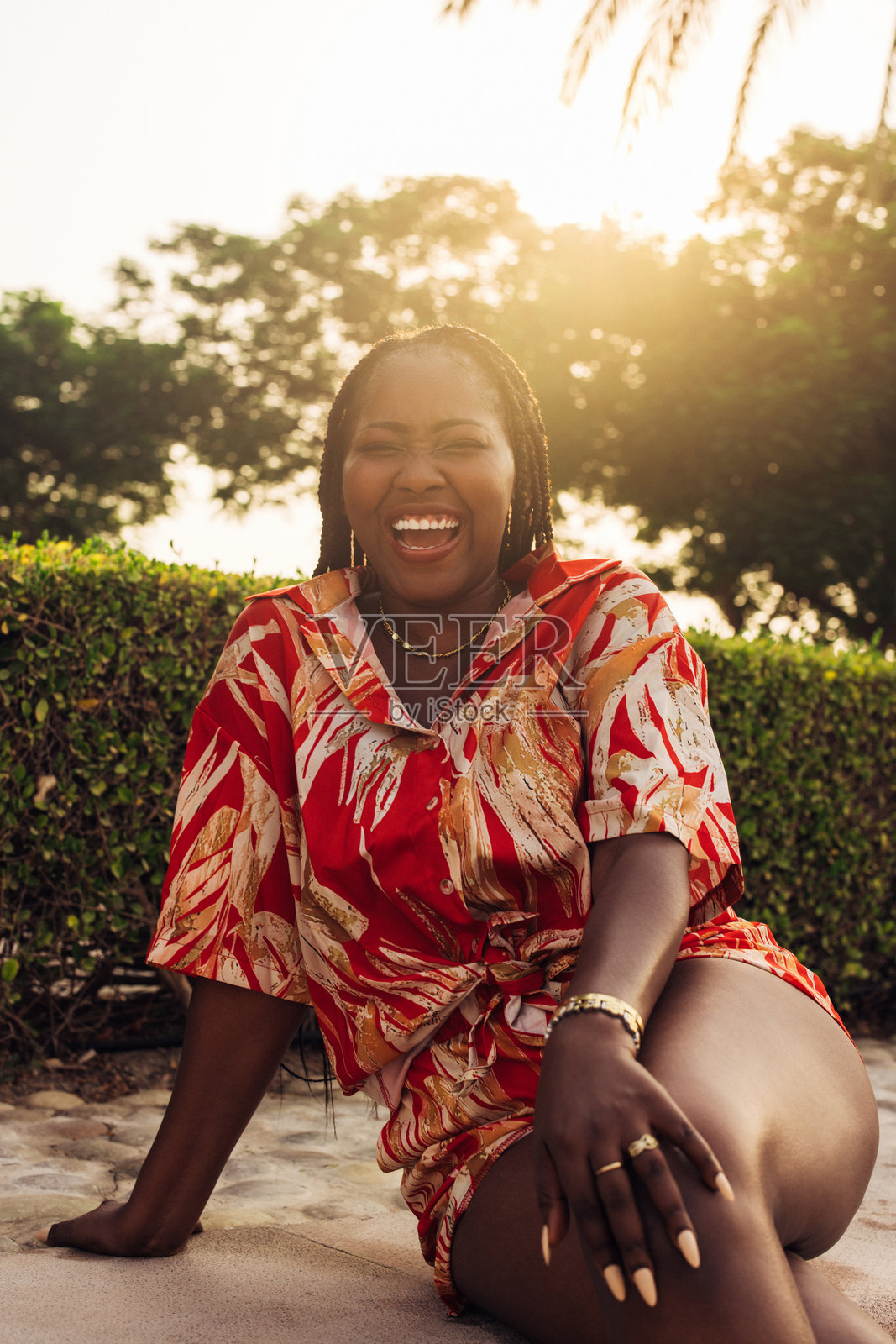 穿着鲜艳裙子的微笑女性在公园享受阳光明媚的日子照片摄影图片