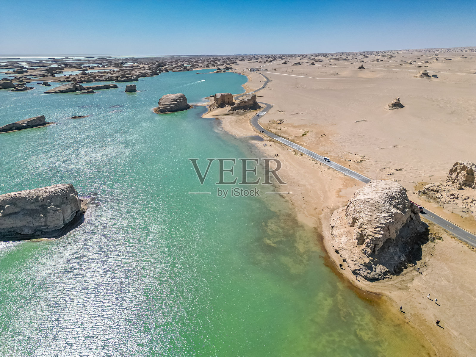 青海，中国的沙漠与水雅丹地貌公园，鸟瞰图照片摄影图片