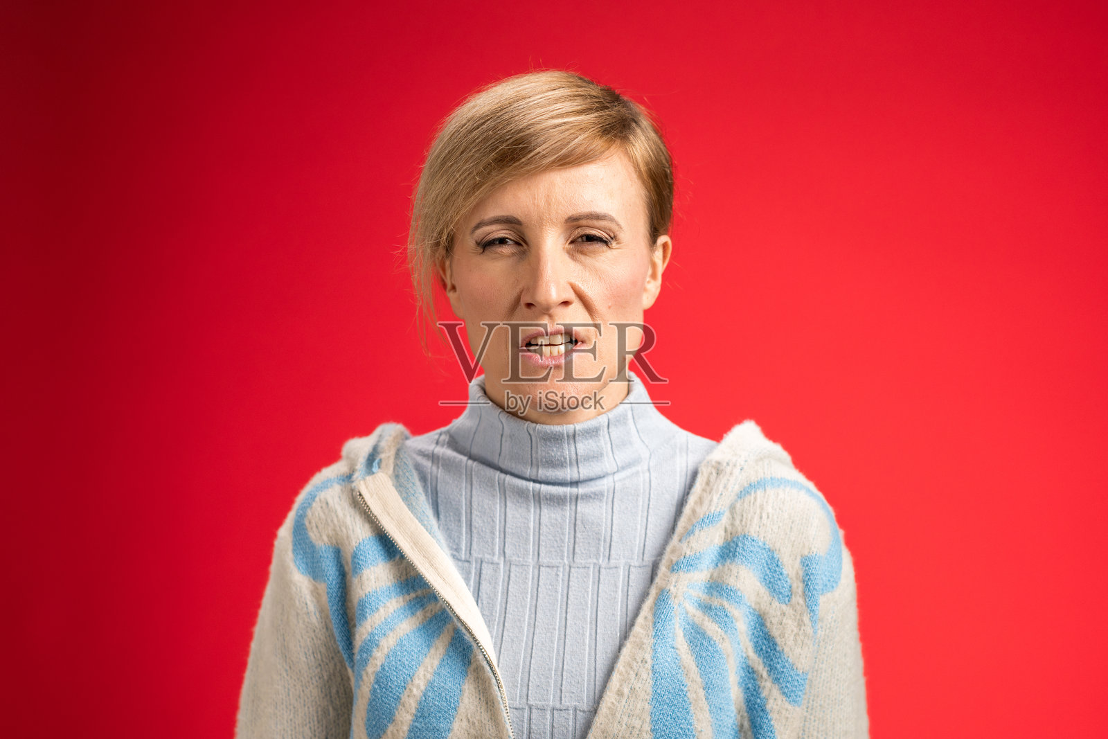 中年白人女性愤怒表情，红色背景照片摄影图片