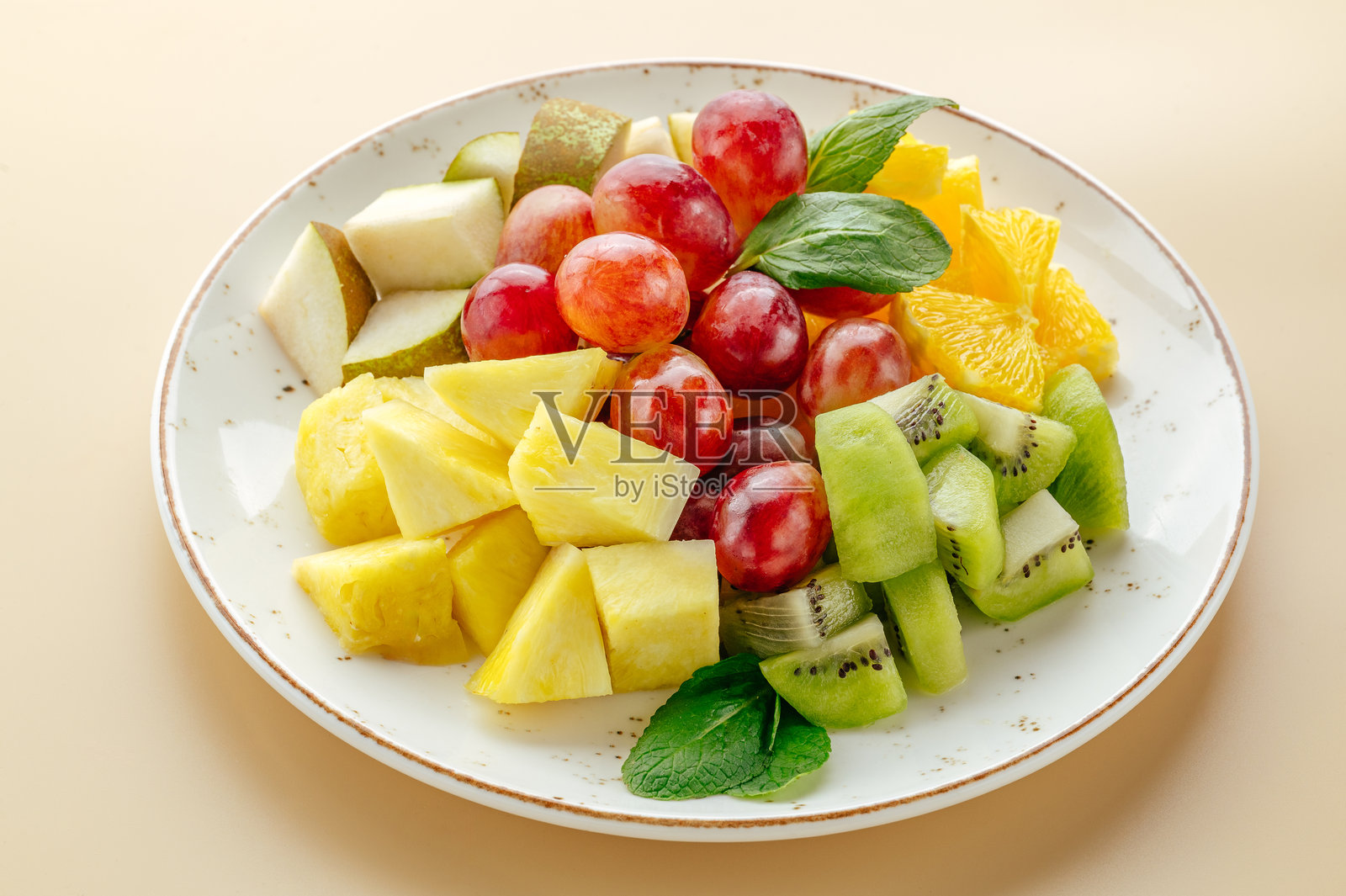 水果盘，里面有葡萄、猕猴桃和橙子照片摄影图片