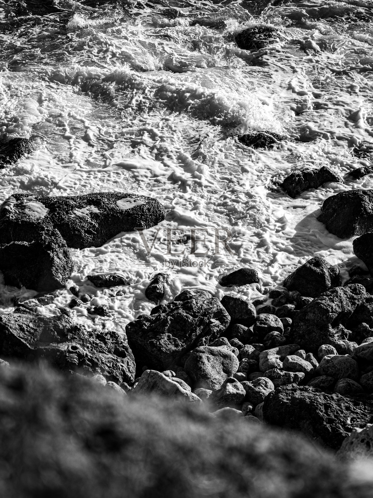 海洋边缘：波浪与岩石照片摄影图片