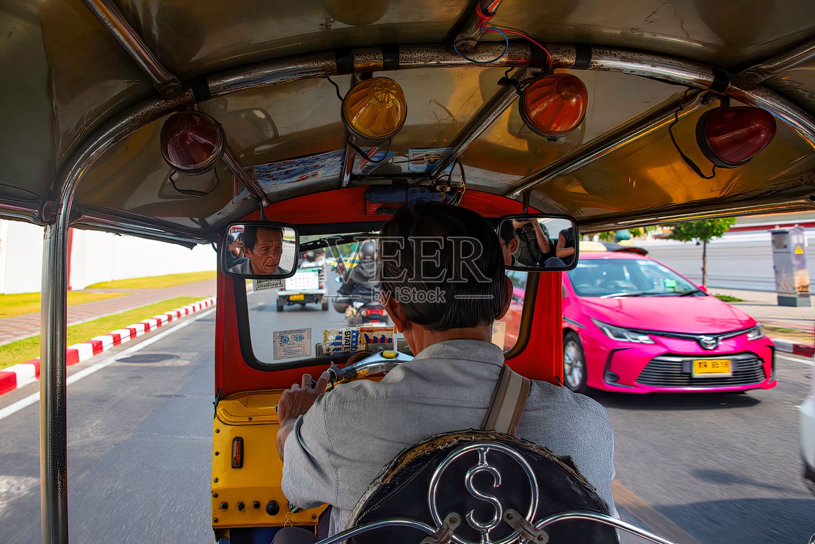 在曼谷的摩托三轮车上照片摄影图片