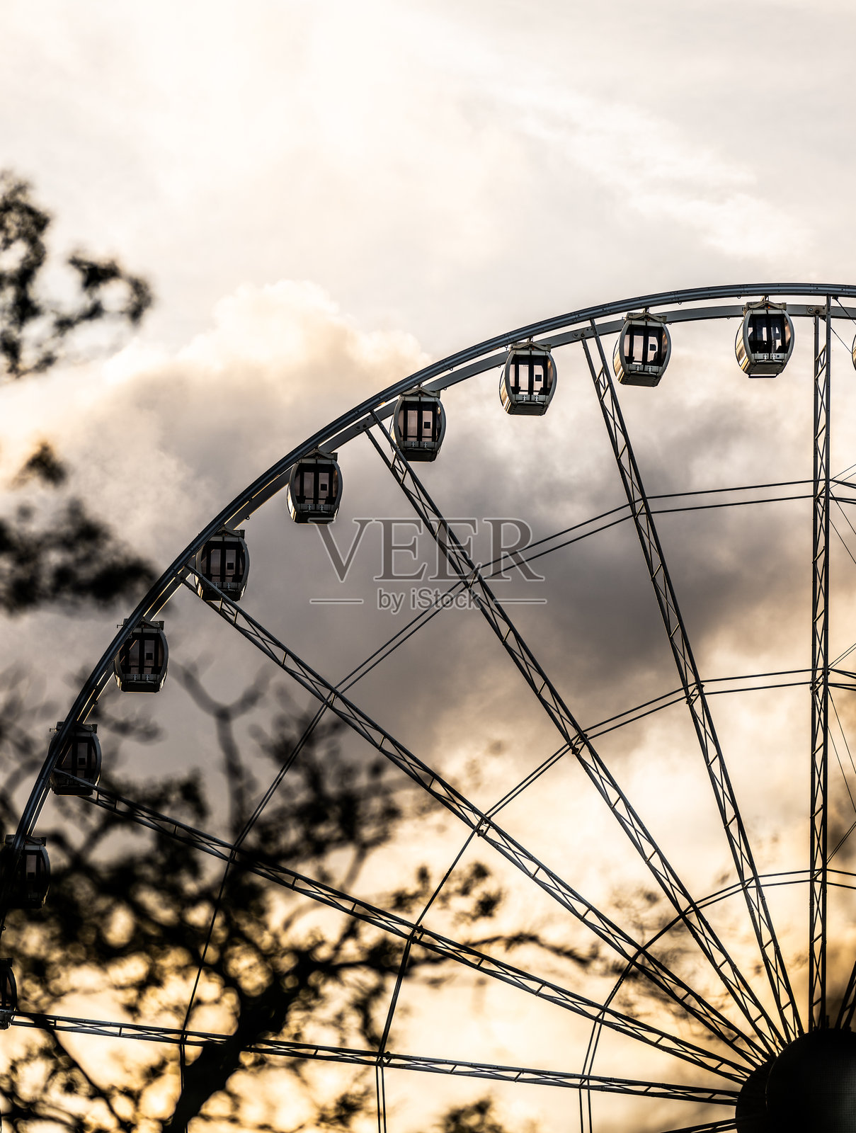 摩天轮与多云的天空。照片摄影图片