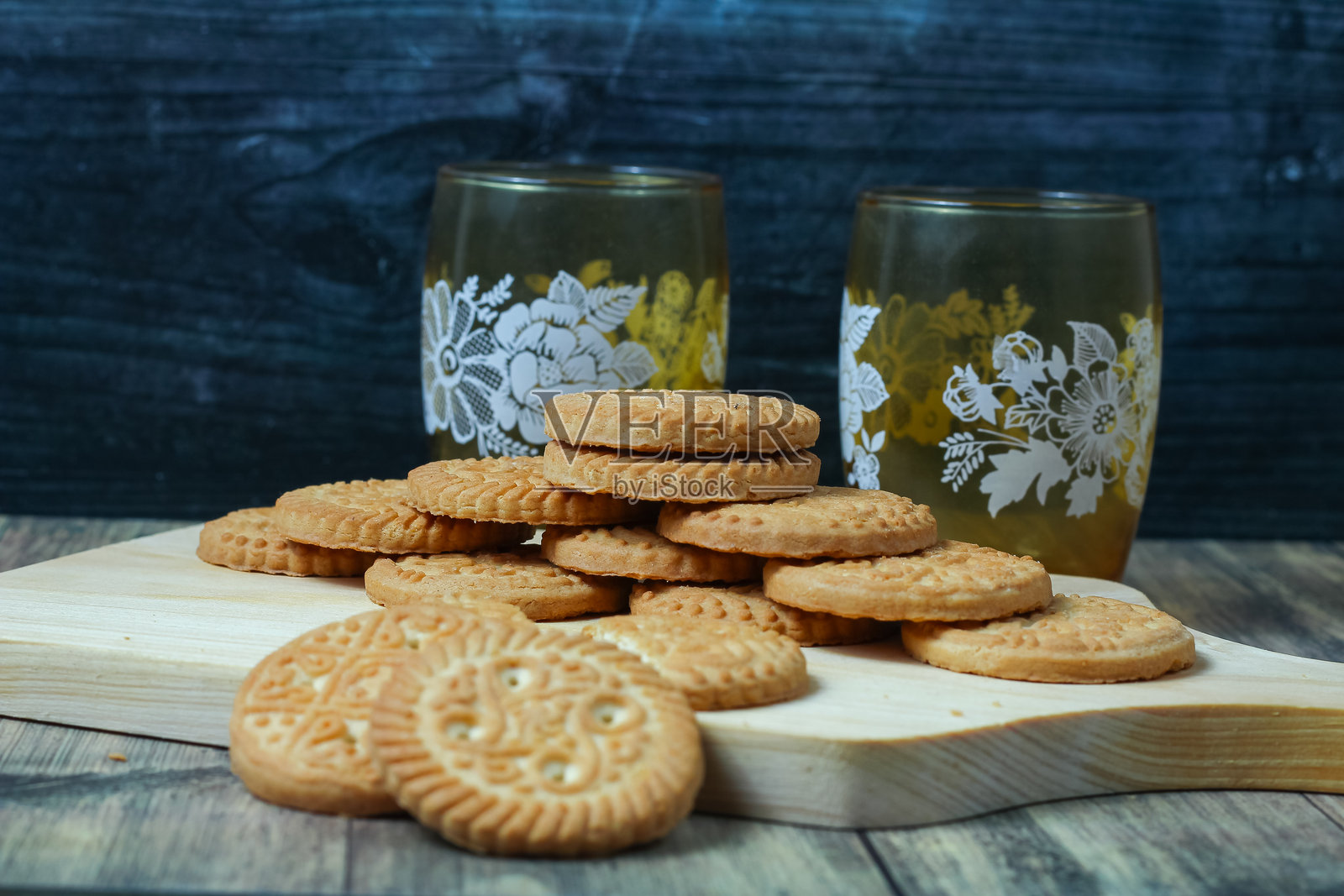 一堆饼干靠在古董玻璃背景上照片摄影图片