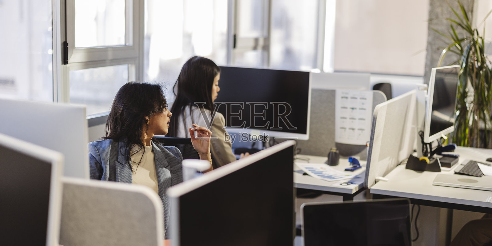 现代办公室中的女商人在电脑上工作照片摄影图片