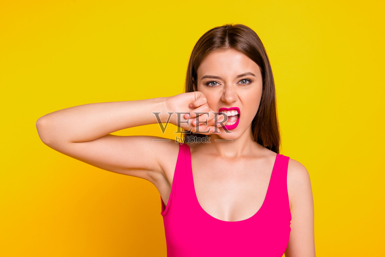 美丽迷人的女士用食指靠近嘴巴，表达出不同意的情绪，背景鲜艳，特写照片。照片摄影图片