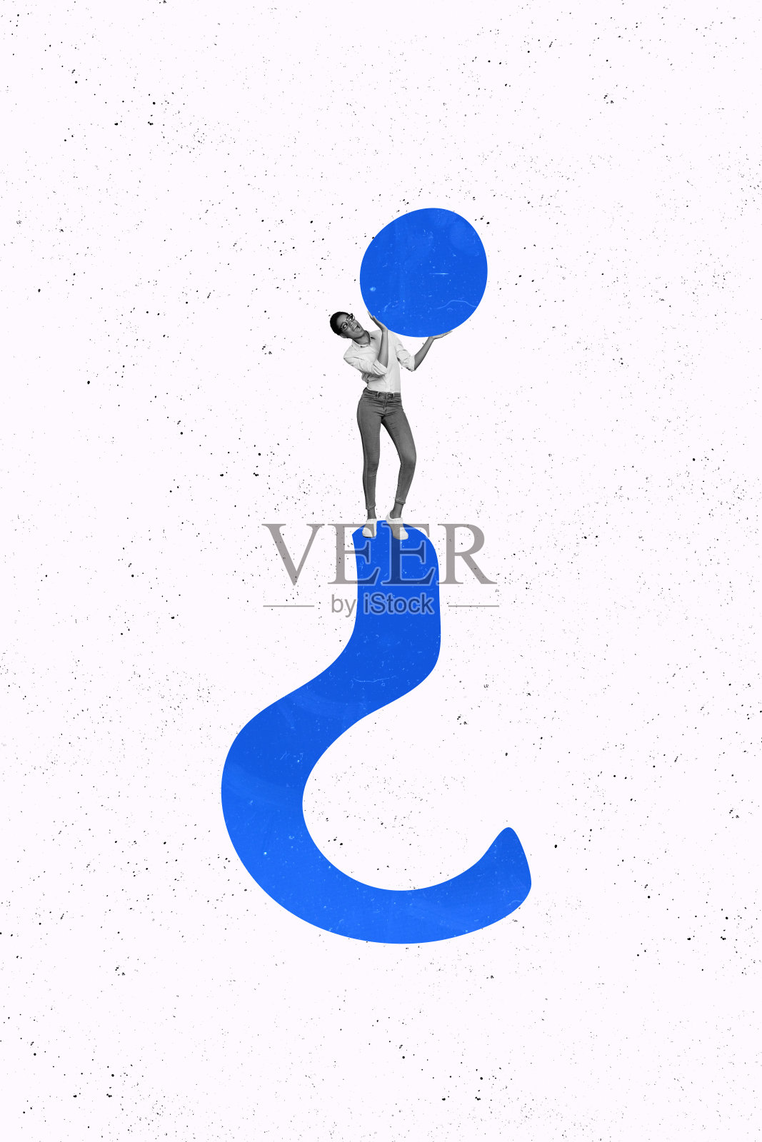 怀疑的女士站在一个大倒置问号旁边的卡通漫画素描拼贴画，背景为白色。照片摄影图片