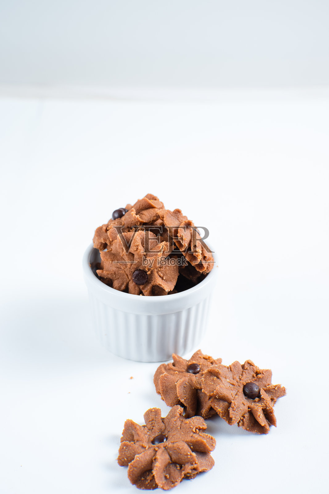 巧克力浇头饼干。带有巧克力碎片的饼干。开斋节饼干。照片摄影图片