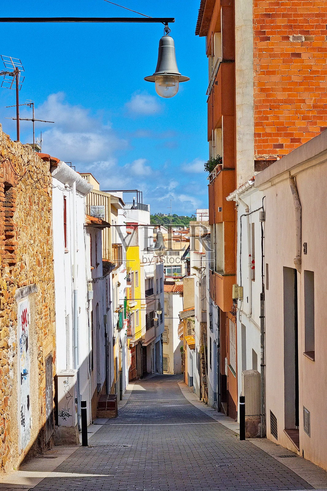 迷人的地中海小巷与历史建筑，适合旅行海报使用照片摄影图片