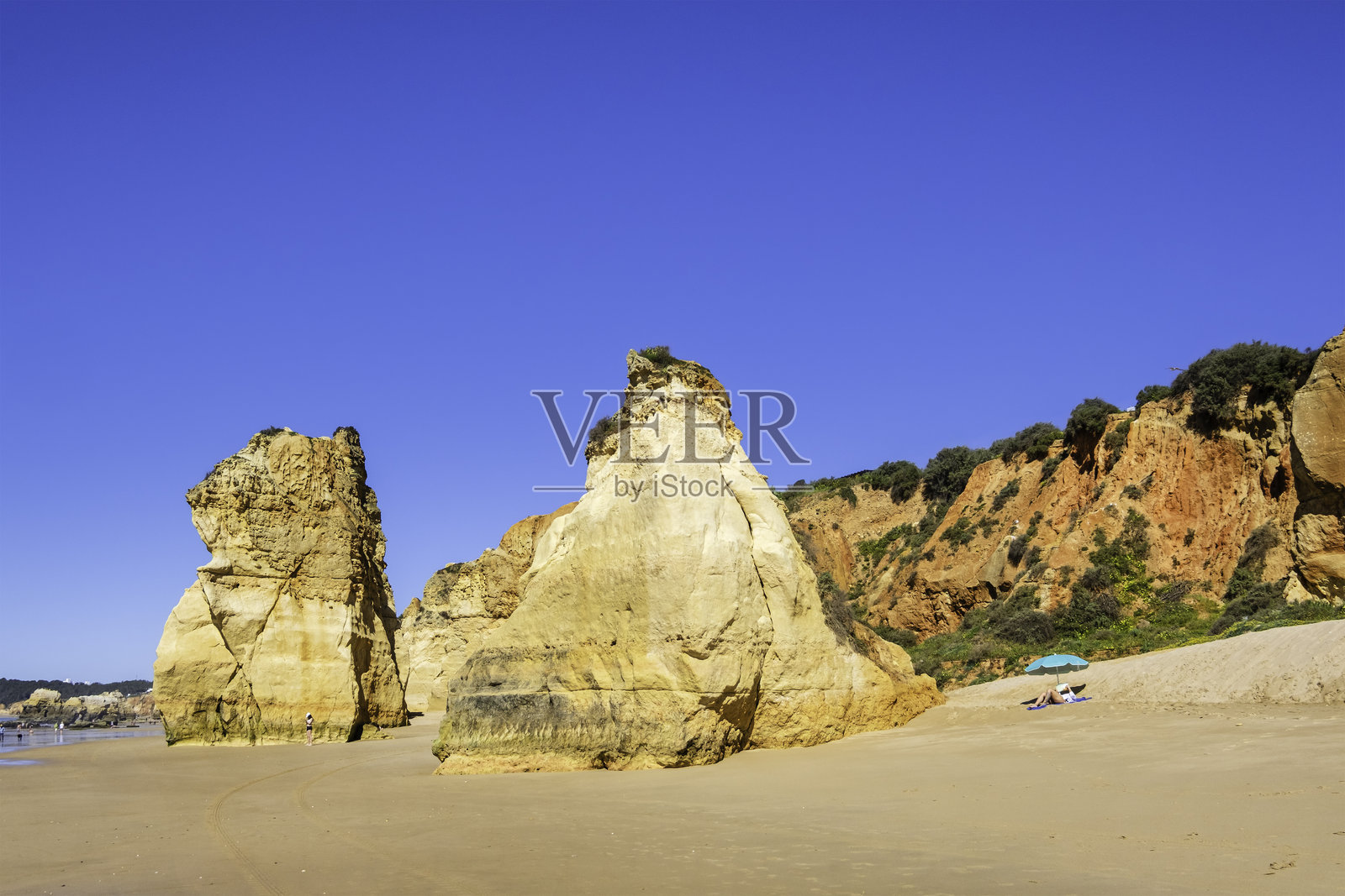 阿尔加维（葡萄牙）波尔蒂芒的美丽海滩之一——特雷斯卡斯特洛斯海滩照片摄影图片