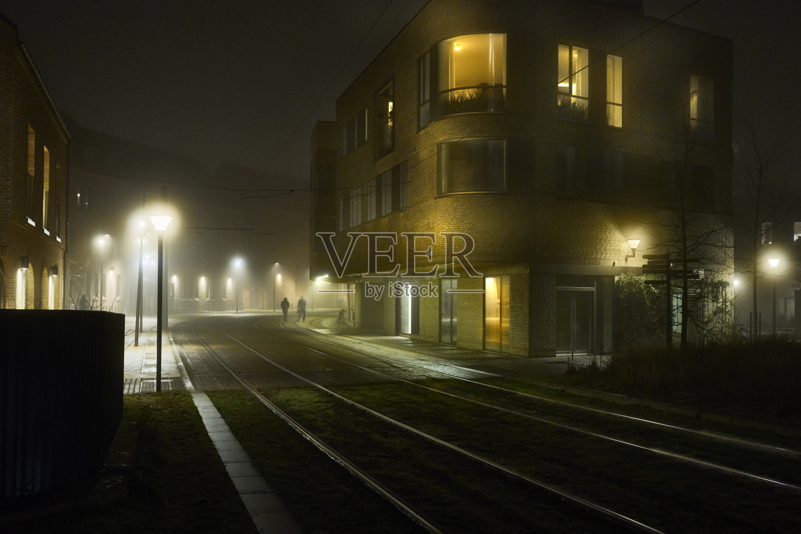 夜间靠近轻轨的新住宅砖砌建筑照片摄影图片