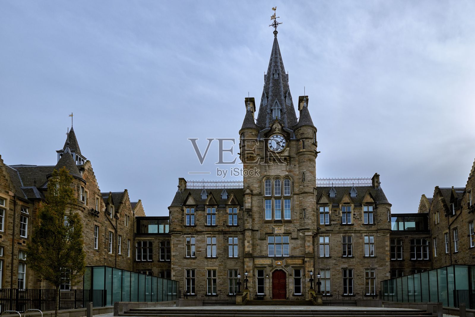 历史悠久的石头建筑与钟楼照片摄影图片