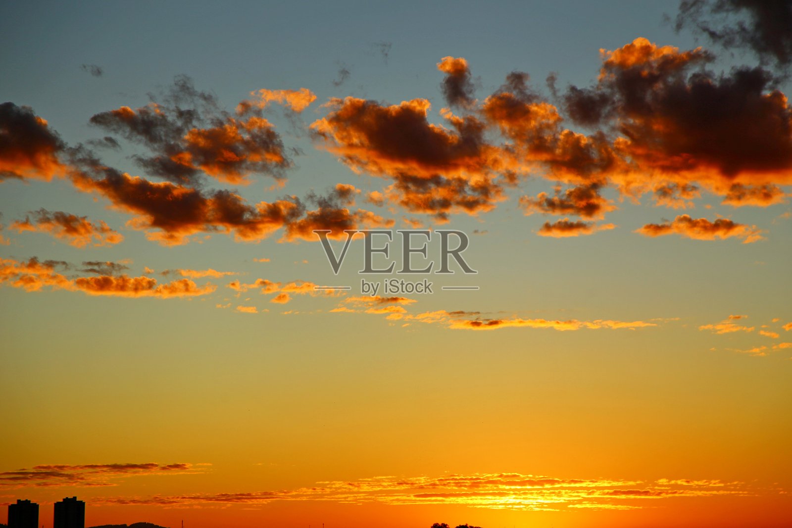 巴西圣安德烈市日出时的红色云彩照片摄影图片