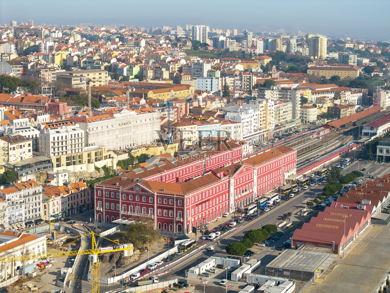 里斯本火车站和圣恩格拉西亚教堂（万神殿）的鸟瞰图照片摄影图片