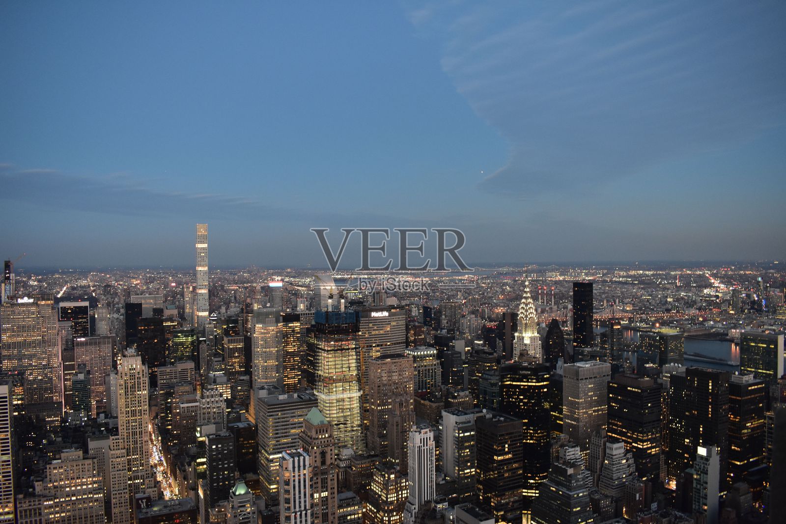黄昏时分的纽约市天际线。照片摄影图片