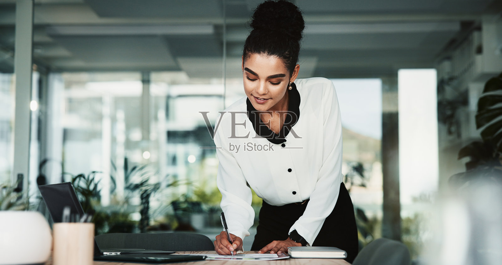 会议室，女秘书正在准备会议，写作和整理笔记，办公室环境中快乐的员工为职业发展做准备。照片摄影图片