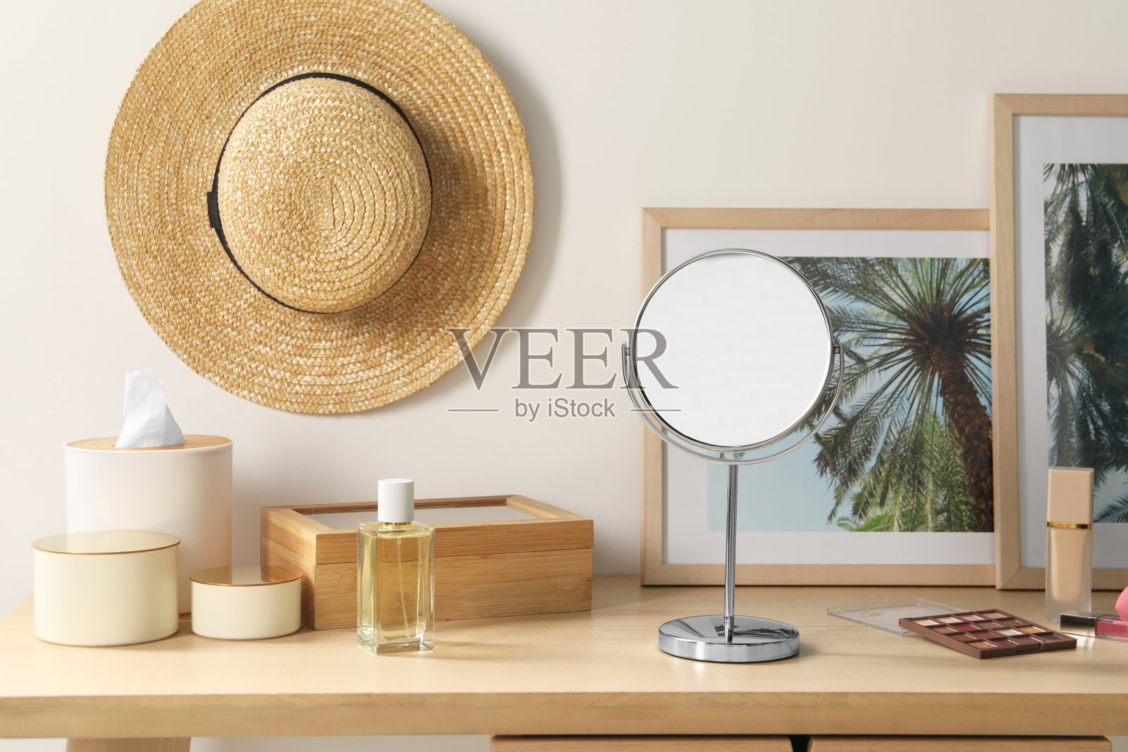 木质梳妆台上的镜子、香水和化妆品照片摄影图片