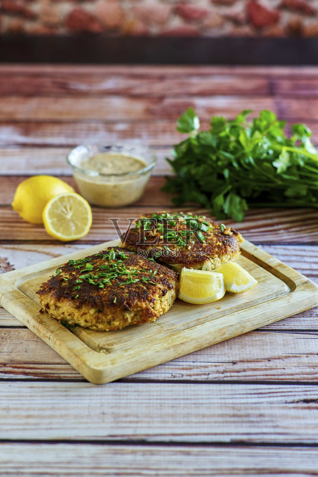 酥脆的炸蟹饼照片摄影图片