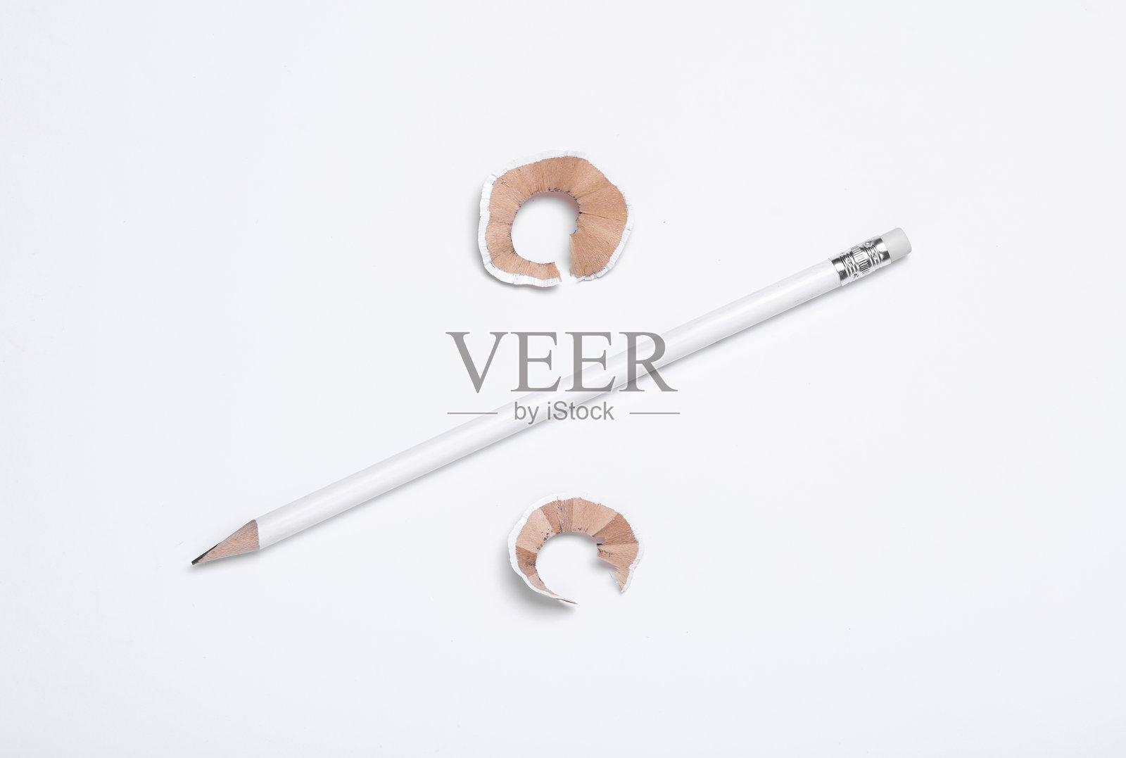 白色削尖的铅笔和铅屑在白色背景上照片摄影图片