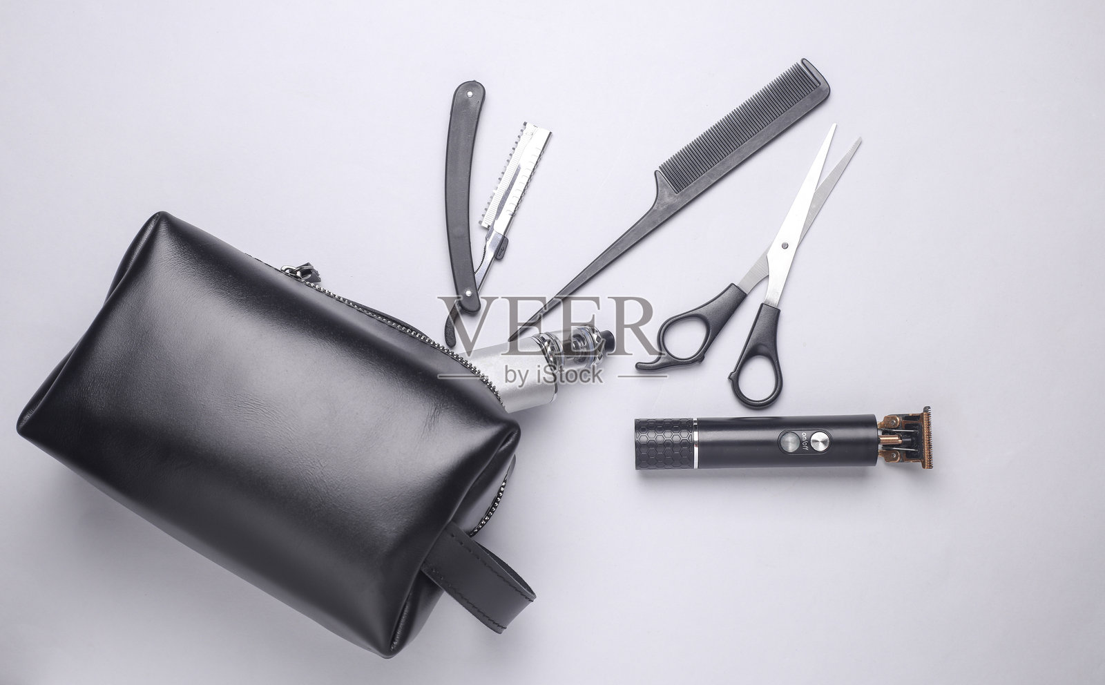 灰色背景上的男士化妆包和理发工具照片摄影图片