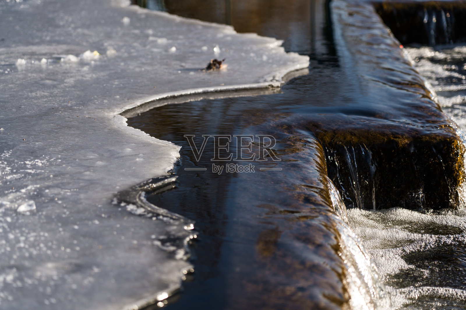冰冻的瀑布。河面上的冰。照片摄影图片