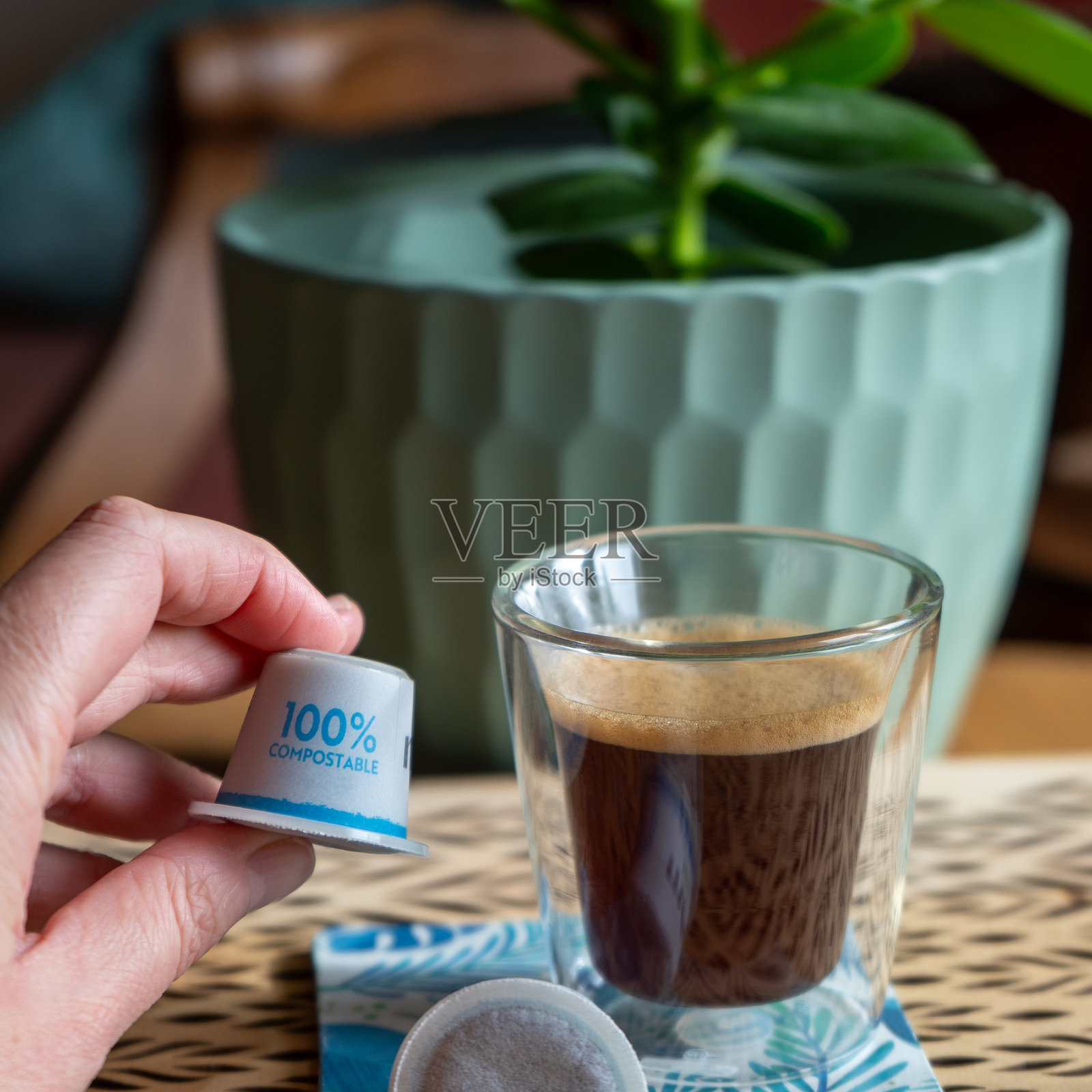 手中握着零废弃咖啡胶囊照片摄影图片