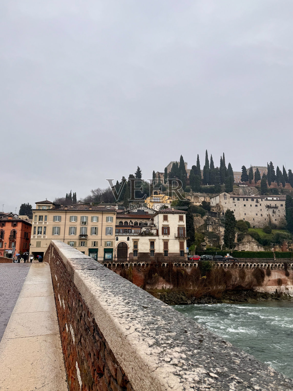 维罗纳河上的桥与古老建筑照片摄影图片