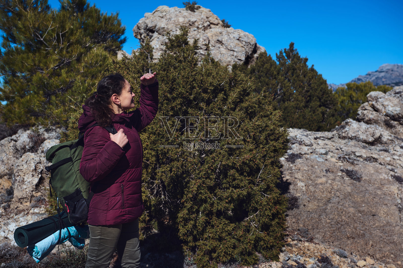 背着背包的女性在风景优美的徒步旅行中探索户外照片摄影图片