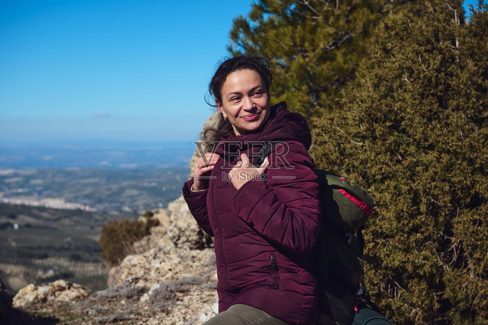 女性在阳光明媚的日子里享受美丽的户外山地徒步旅行照片摄影图片