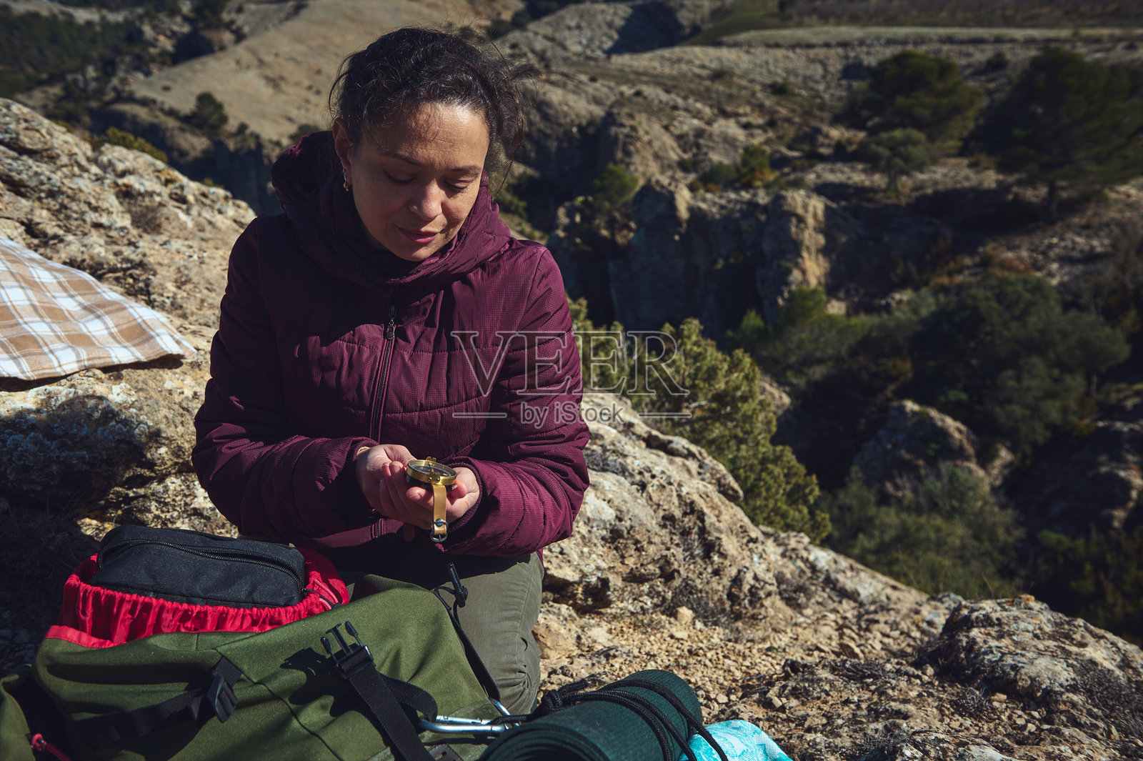 一个人平静地在户外抱着一只小鸟照片摄影图片