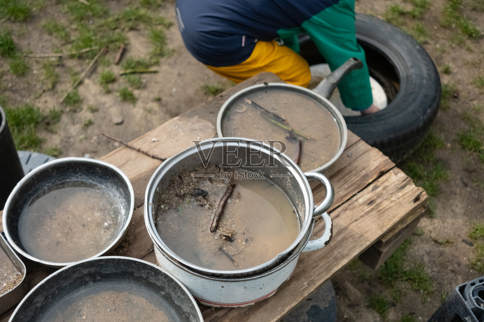 春季游玩时幼儿园的泥土厨房照片摄影图片