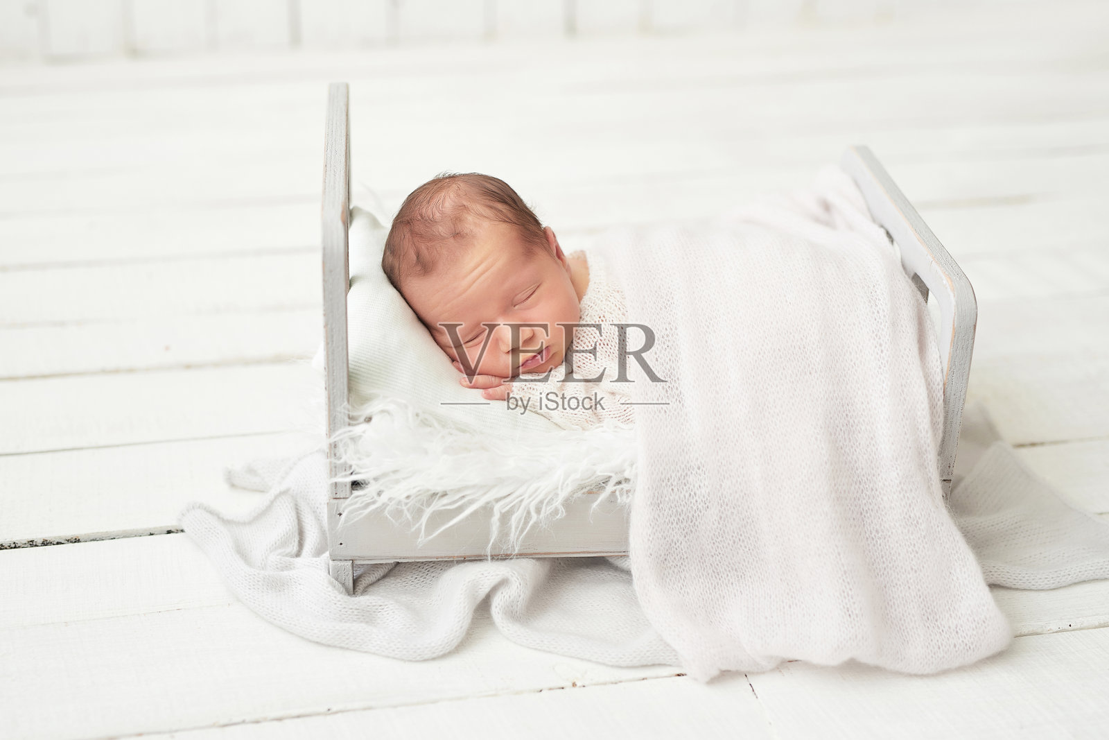 睡着的新生儿。健康与医疗概念。健康的孩子，医院和幸福母亲的概念。婴儿。快乐的怀孕与分娩。儿童主题。婴儿和儿童用品。照片摄影图片