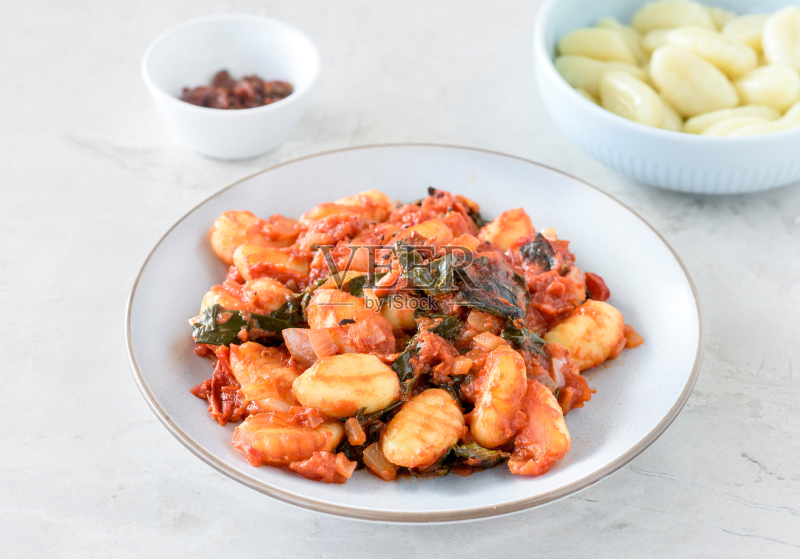 菠菜焗意大利饺子照片摄影图片