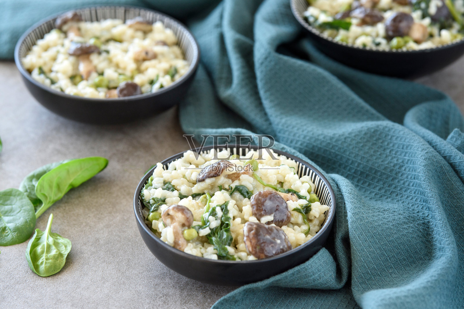 蘑菇菠菜豌豆烩饭照片摄影图片