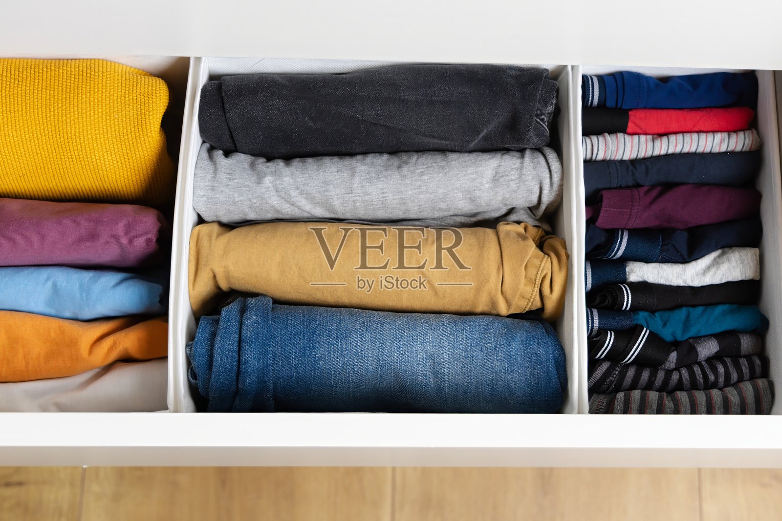 KonMari 方法。照片展示了一种流行的衣物存放方法，物品垂直放置以便于取用。照片摄影图片