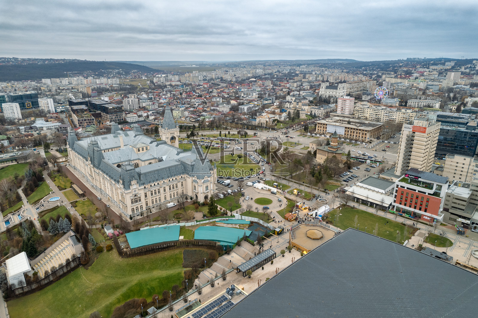 罗马尼亚雅西市的文化宫空中城市景观照片摄影图片