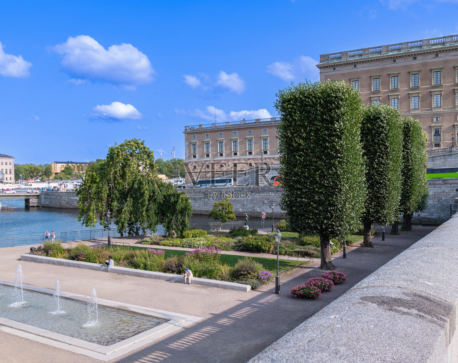 斯德哥尔摩背景下的风景如画的海滨公园与皇家城堡照片摄影图片