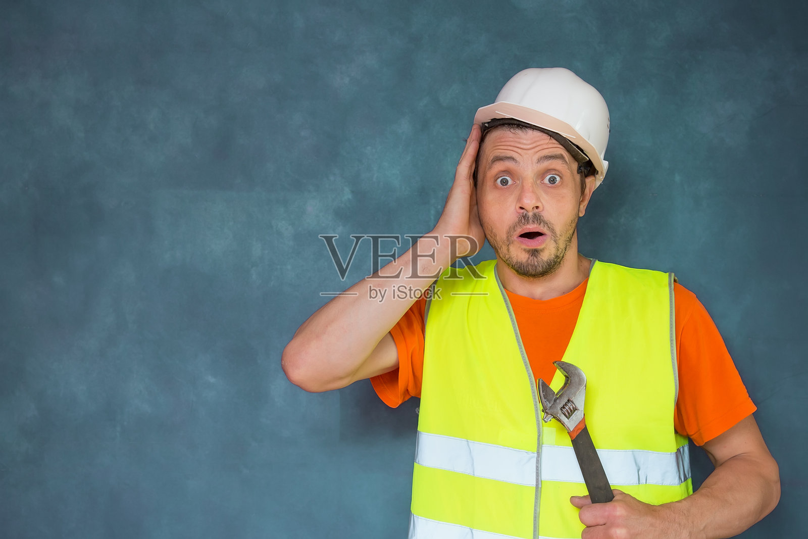 拿着扳手的男人照片摄影图片